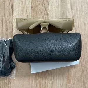 Balenciaga | Accessories | Balenciaga D Frame Wrap  display picture 2